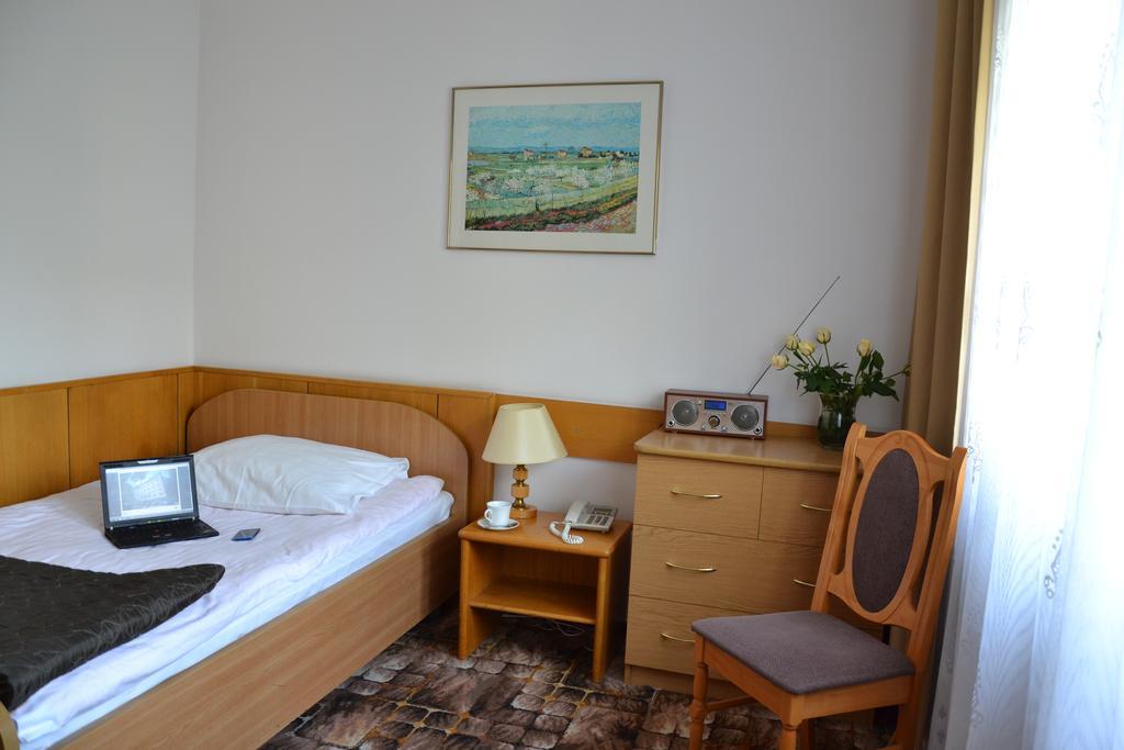 Single Room,457070208:JPEG